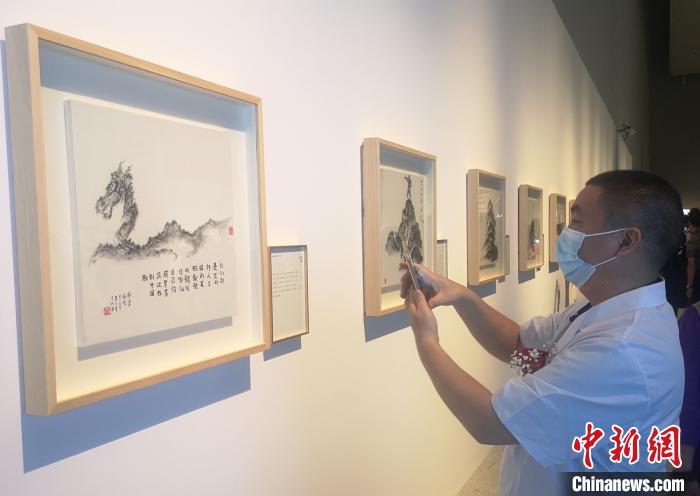 湘籍艺术家绘制抗疫水墨山水画用艺术致敬战疫英雄