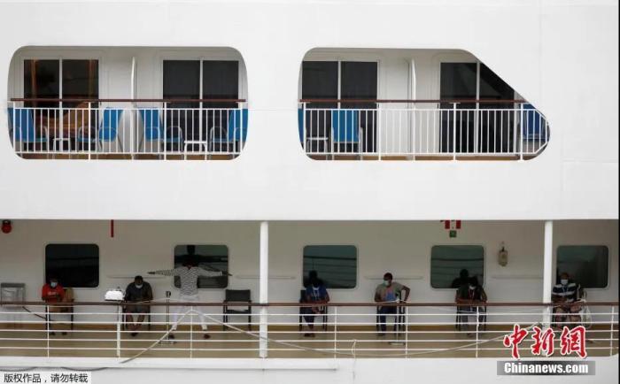 新加坡将豪华游轮作为宿舍，安置新冠肺炎痊愈客工。图为已经登船的外籍工人在甲板休息。