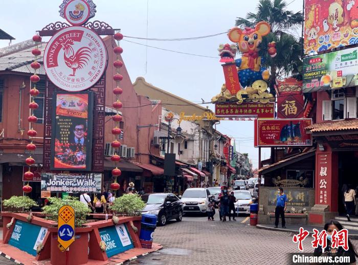马六甲旅游业开始重启，世界文化遗产鸡场街20日当天再现车流。　陈悦 摄