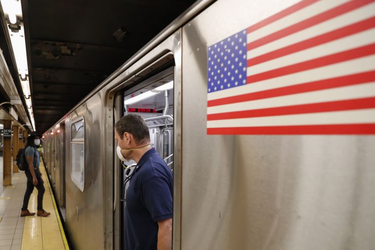 当地时间6月22日，纽约曼哈顿地铁2号线，乘客上下车。当日，纽约市按预定计划进入第二阶段重启，市政府预计将有约30万人重返工作岗位。（图片来源：中新社）