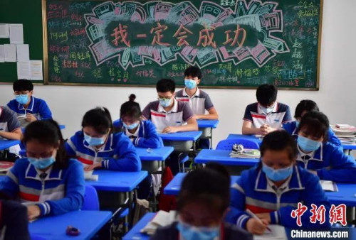 图为福州第七中学的学子们正在紧张学习备战高考。　张斌　摄
