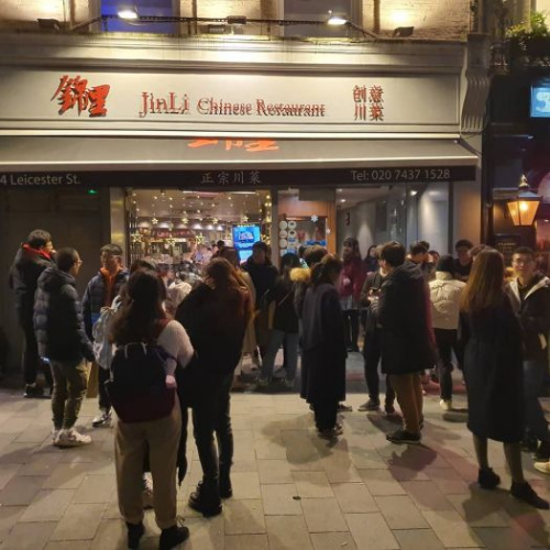  封锁前，顾客在伦敦中国城的锦里老店门口大排长龙。 (受访者提供)