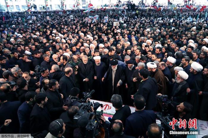 图二 当地时间1月6日，成千上万的伊朗民众走上德黑兰街头，向被美军击杀的高级军官苏莱曼尼表示敬意。