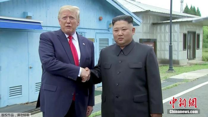 图六 当地时间2019年6月30日下午，美国总统特朗普与朝鲜最高领导人金正恩在朝韩非军事区见面，并握手问候。