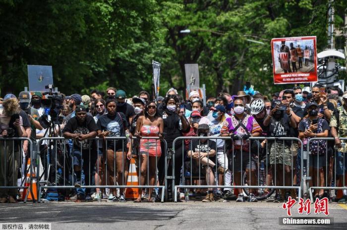 图三 美国非裔男子弗洛伊德追悼会现场，抗议者聚集。