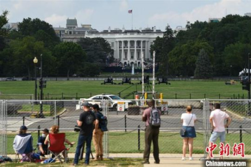 当地时间7月4日，美国华盛顿白宫南草坪。在持续攀升的新冠肺炎疫情下，美国迎来2020年独立日。相比往年的热闹和拥挤，赴首都华盛顿参加7月4日独立日庆典的人群大幅“缩水”，国家广场一片清冷。白宫南北两侧，分别聚集着的观礼者和示威者，提醒着人们这个国家在疫情和种族争议下的对立情绪。 <a target='_blank'  data-cke-saved-href='http://www.chinanews.com/' href='http://www.chinanews.com/'>中新社</a>记者 陈孟统 摄
