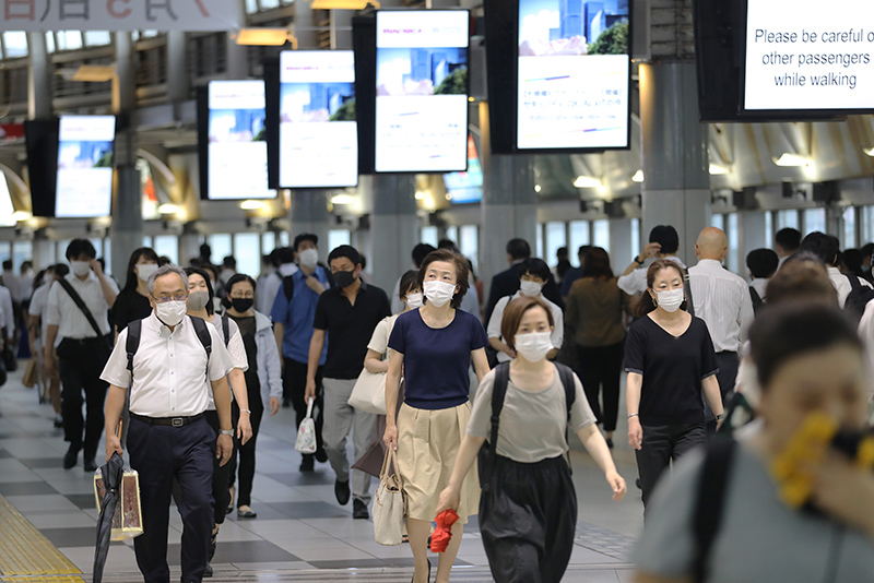 6月30日，日本东京品川车站内，下班时间的通勤人群。新华社 图