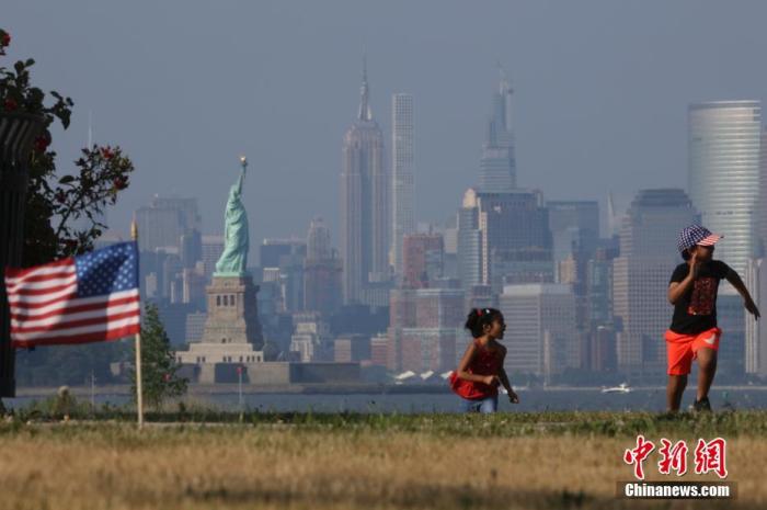 当地时间7月4日，两名孩童在纽约曼哈顿对岸的海滨草坪上奔跑。当日是美国独立日，美国多地疫情仍面临严峻形势。美国约翰斯·霍普金斯大学实时统计数据显示，美国累计新冠确诊病例4日已超过280万例。
<a target='_blank'  data-cke-saved-href='http://www.chinanews.com/' href='http://www.chinanews.com/'>中新社</a>记者 廖攀 摄