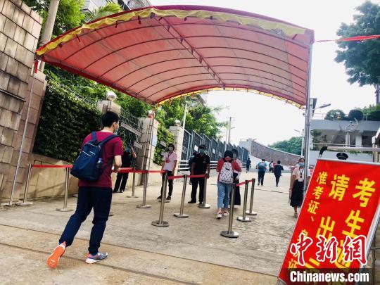 中国侨网图为张晓东的儿子张凌僮（前）走进福州市第四中学考场。受访者供图
