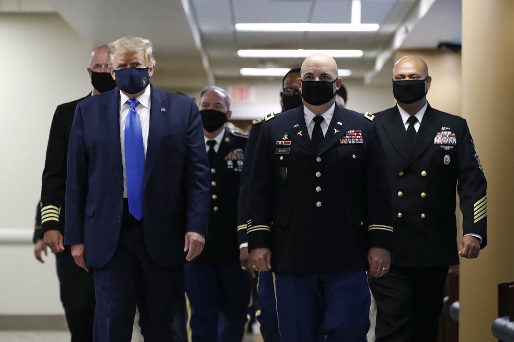7月11日，特朗普首次在公开场合带上口罩。