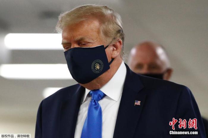 当地时间7月11日，特朗普首次在公开场合戴上了口罩。
