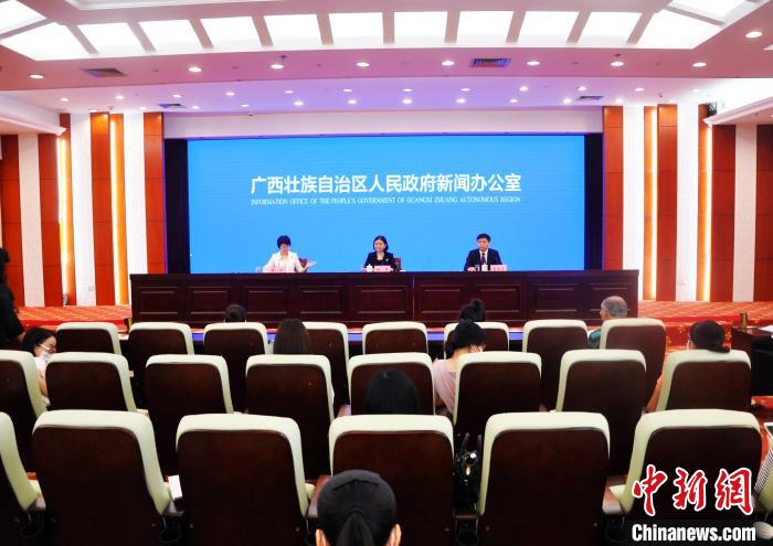 7月17日，广西促进中医药壮瑶医药传承创新发展新闻发布会在南宁举办。　黄艳梅 摄