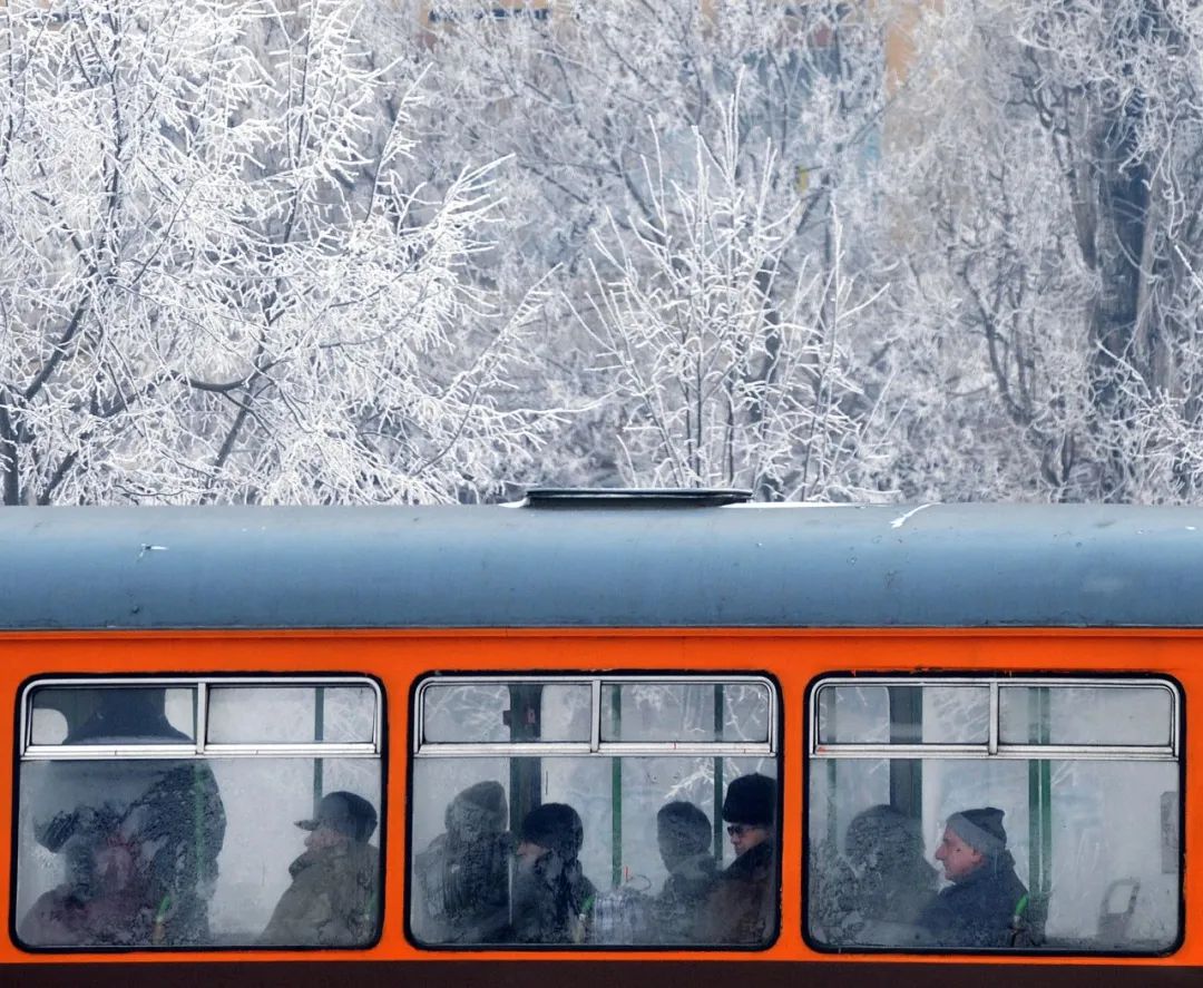 2009年1月12日，在保加利亚首都索非亚，人们乘坐的电车车窗上结满冰花。新华社发