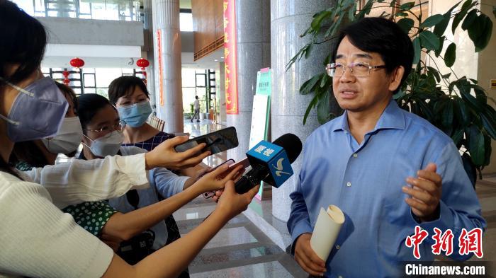 中国科学院院士、西北工业大学常务副校长黄维接受媒体记者采访。　杨伏山 摄