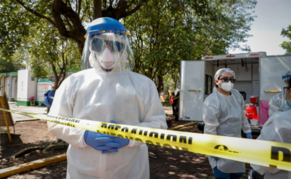 7月22日，在墨西哥首都墨西哥城的一处新冠病毒检测点，医务人员准备为民众进行检测。新华社 图