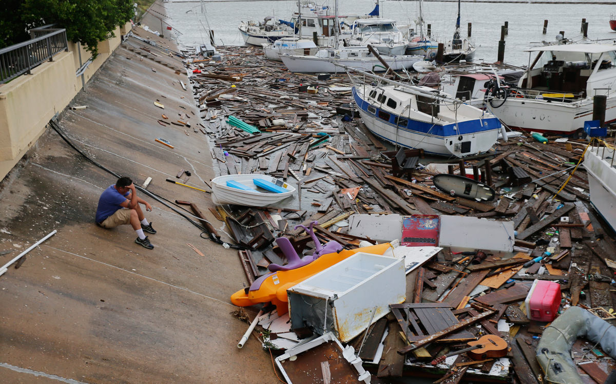 得克萨斯州科珀斯克里斯蒂市，希思（Allen Heath）正在统计“汉娜”飓风袭击后的私人码头遭受的损失。他的船和另外约30艘船都丢失或损坏了。