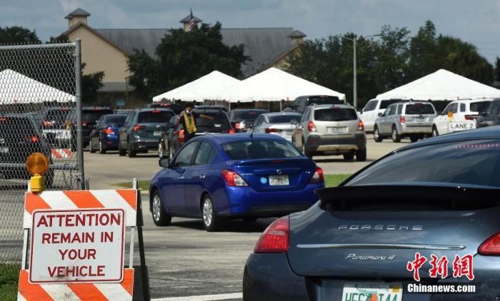当地时间7月15日，美国佛罗里达州，当地人开车排长队等待接受新冠病毒检测。 图片来源：视觉中国