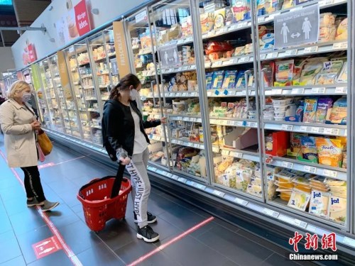 资料图：德国柏林市中心的REWE超市内，顾客正在选购商品。<a target='_blank'  data-cke-saved-href='http://www.chinanews.com/' href='http://www.chinanews.com/'>中新社</a>记者 彭大伟 摄