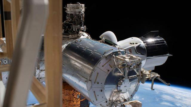与国际空间站成功对接的“龙飞船”（2020年7月1日）。 