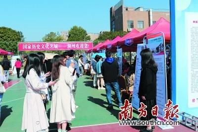 中国侨网潮州组织陶瓷企业到江西景德镇招纳人才，受到毕业生欢迎。   洪礼慧 摄