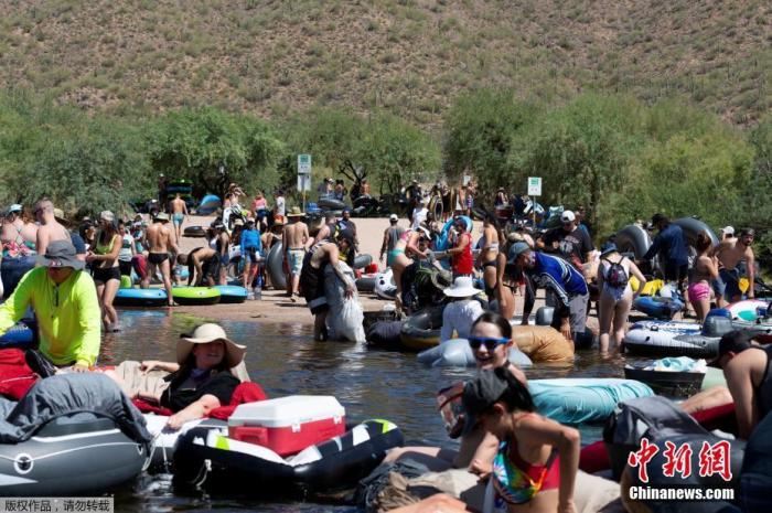 6月29日消息，美国连续第3天新增病例突破4万例，亚利桑那州和得克萨斯州住院人数则创下纪录。图为当地时间6月27日，美国亚利桑那州民众在河道漂流消暑。