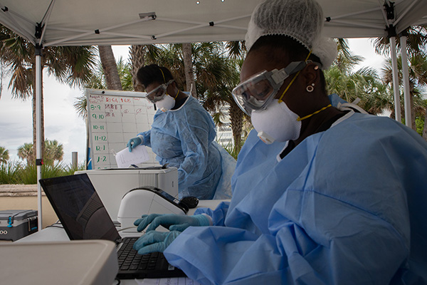 当地时间2020年8月5日，美国佛州迈阿密，医护人员在移动新冠病毒检测站点工作。人民视觉 图