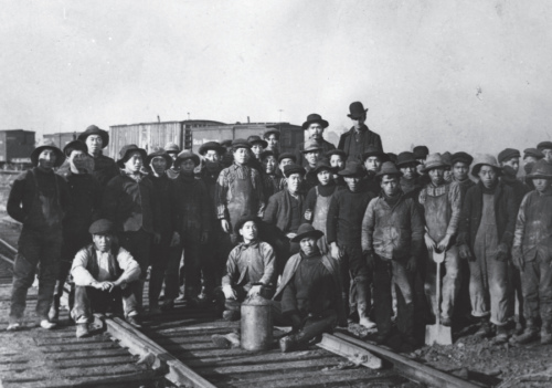 　△华工在修建加拿大太平洋铁路(1883年)