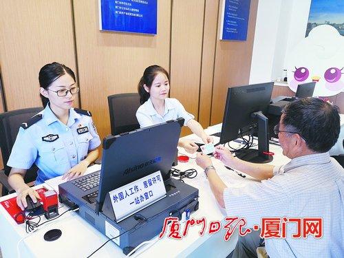 中国侨网日前，“一件事”联办窗口迎来首批办理业务的外国高端人才。