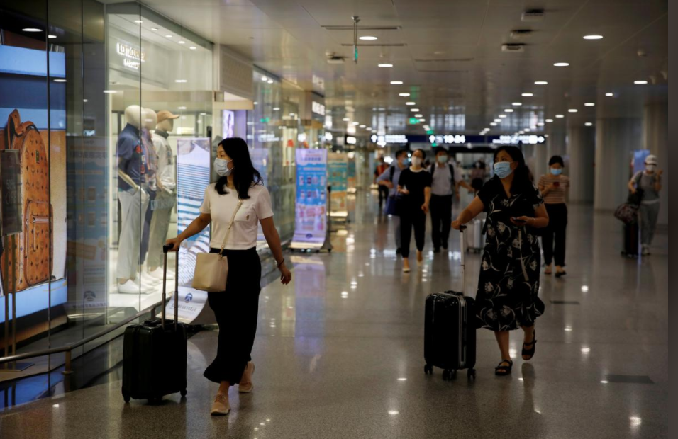 2020年7月22日，北京首都国际机场内的旅客