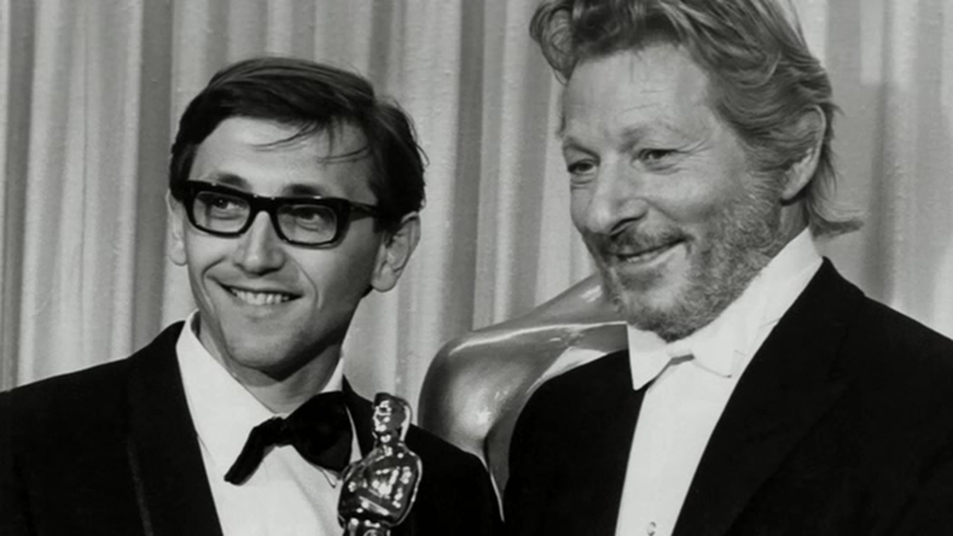 1968年，年仅30岁的伊利·曼佐（左）凭借《严密监视的列车》拿下奥斯卡最佳外语片奖