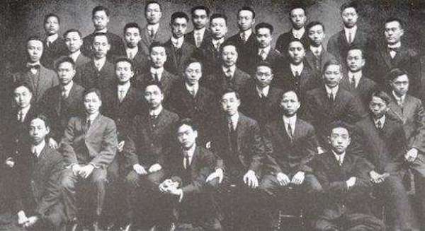 胡适(前排右一)与康奈尔大学中国学生俱乐部成员合照