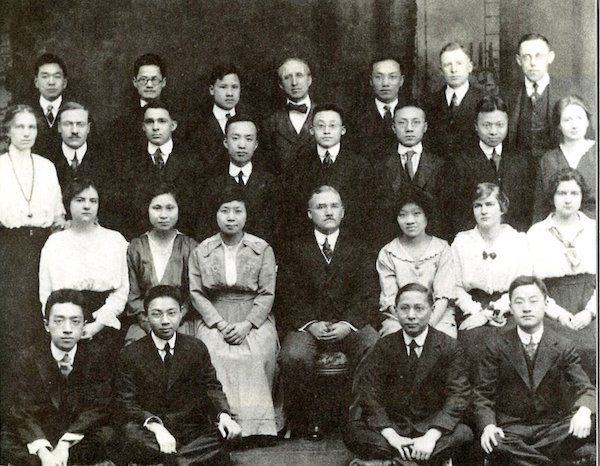 胡适（前排左一）与哥伦比亚大学的老师及同学合照 ​​