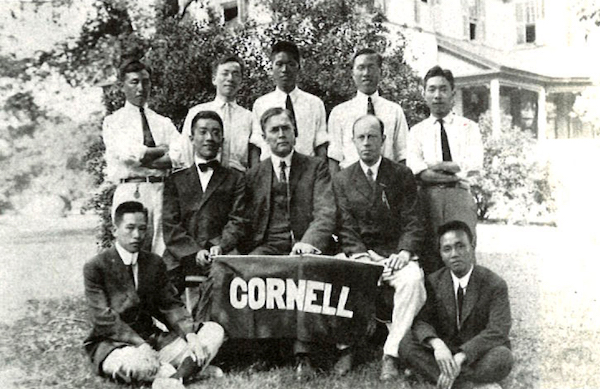  胡适（中排左一）和同学持康奈尔大学校旗合照