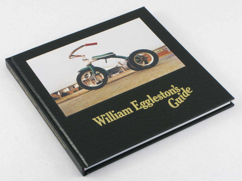 已被视为摄影史经典的图册《威廉·埃格尔斯顿指南》，1976年出版，2002年再版，由时任MoMA摄影部门总监约翰·扎科夫斯基（John Szarkowski）撰文，纽约现代艺术博物馆（MoMA）出版。