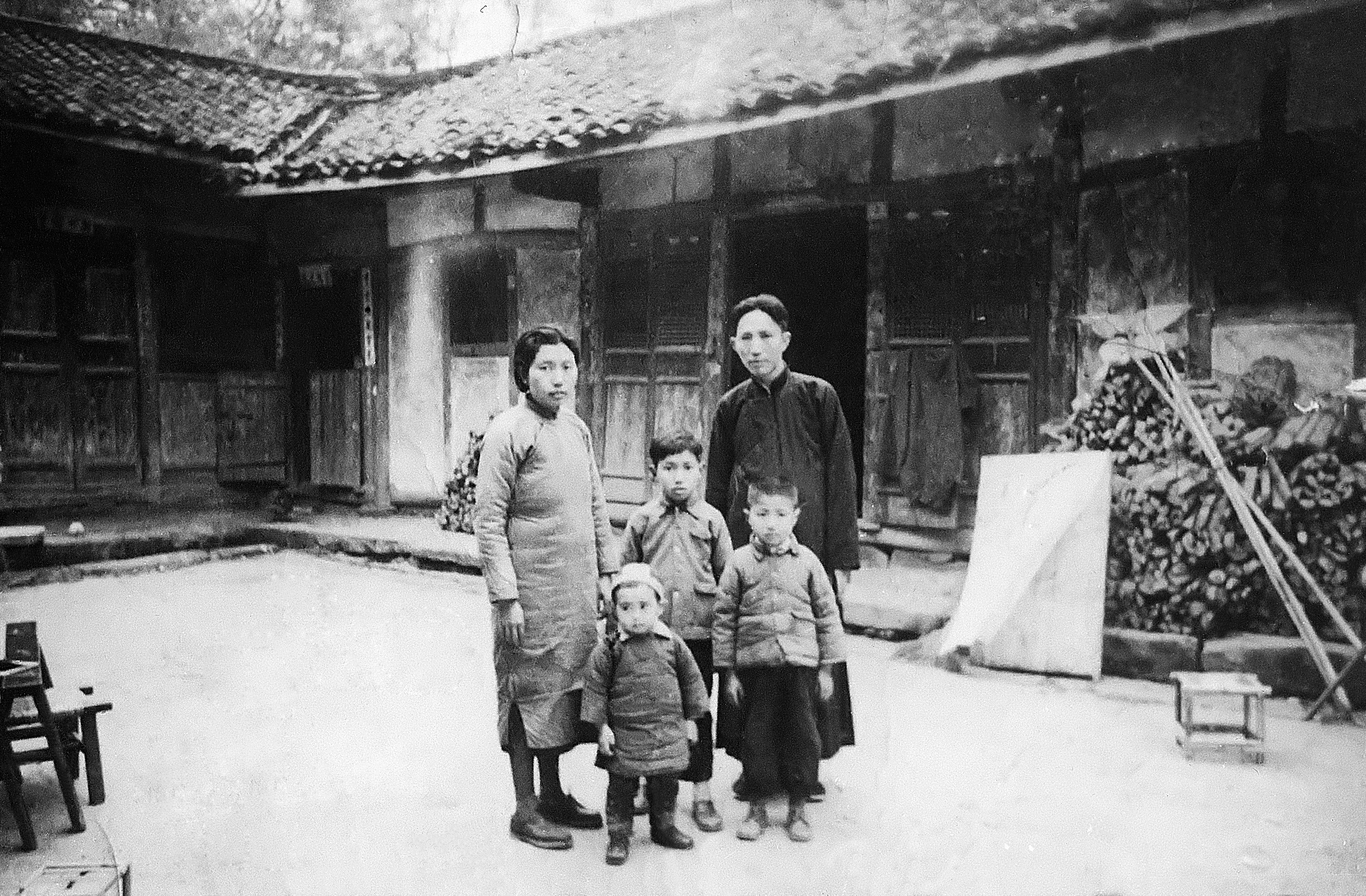 傅抱石全家在重庆西郊“金刚坡下山斋”合影（约摄于1942年）