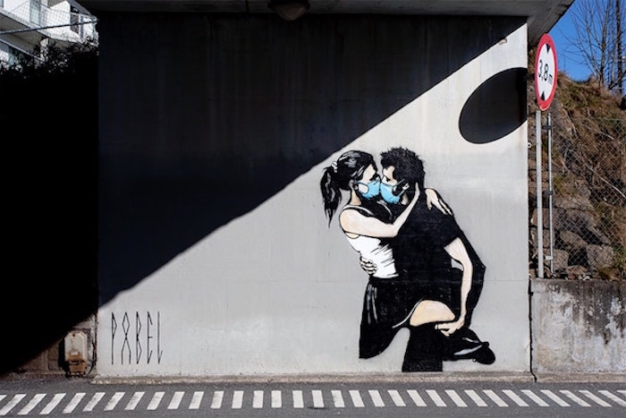 疫情期间，挪威涂鸦艺术家Pobel作品《恋人》