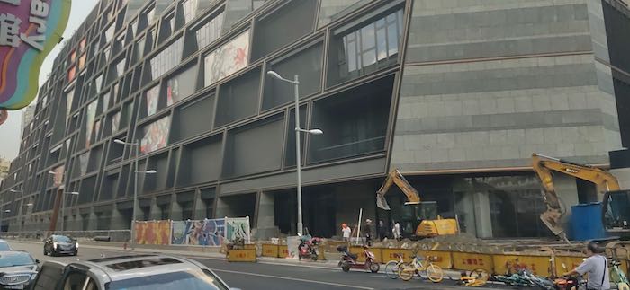 9月，上海莫干山路的涂鸦墙已被拆除