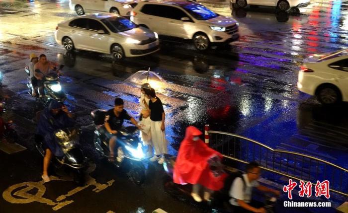 资料图：9月9日晚，河南郑州，市民在雨中出行。当日，郑州迎来短时强降水、短时大风等强对流天气。 <a target='_blank'  data-cke-saved-href='http://www.chinanews.com/' href='http://www.chinanews.com/'>中新社</a>记者 王中举 摄