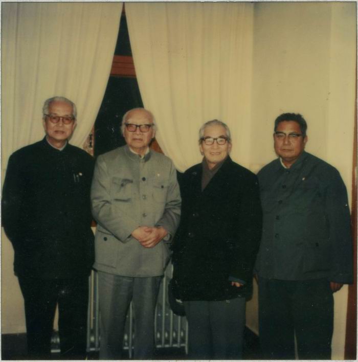 二十世纪八十年代与谢海燕（左一）、刘海粟（左二）、关良（左三）（李骆公家属提供）