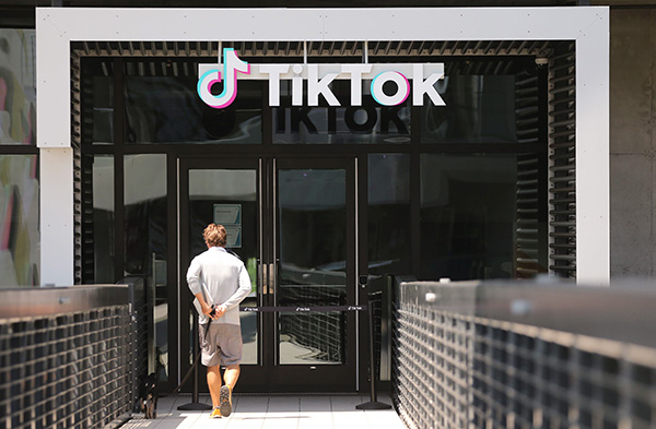 当地时间2020年8月27日，美国加利福尼亚州卡尔弗，TikTok公司办公室外的标识。人民视觉  资料图