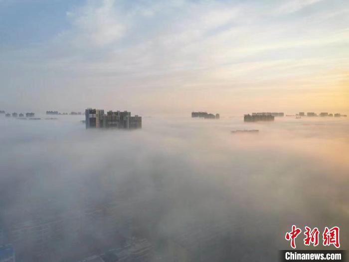 图为内蒙古通辽市出现大雾天气，高楼在雾中若隐若现。　张勤 摄