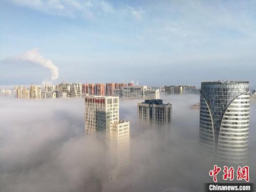 中国侨网图为内蒙古通辽市出现大雾天气，高楼在雾中若隐若现。　张勤　摄