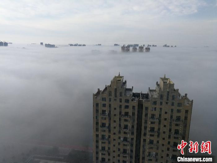 图为内蒙古通辽市出现大雾天气，高楼在雾中若隐若现。　张勤 摄