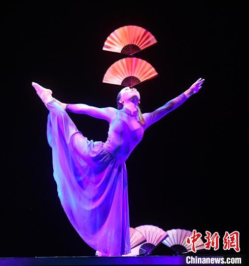 福建省杂技团演员黄玲主演参赛杂技《如约而至——古技》。　刘可耕 摄