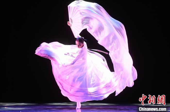 福州市闽都文化艺术中心演员种雨佳精彩表演参赛单人舞《云迹》。　刘可耕 摄