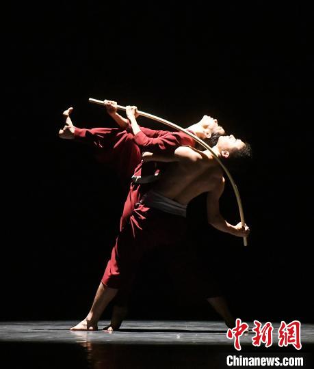 参赛选手、三明市客家文化艺术中心演员刘雪剑在参赛双人舞《咱爸咱妈》中饰演妻子。　刘可耕 摄