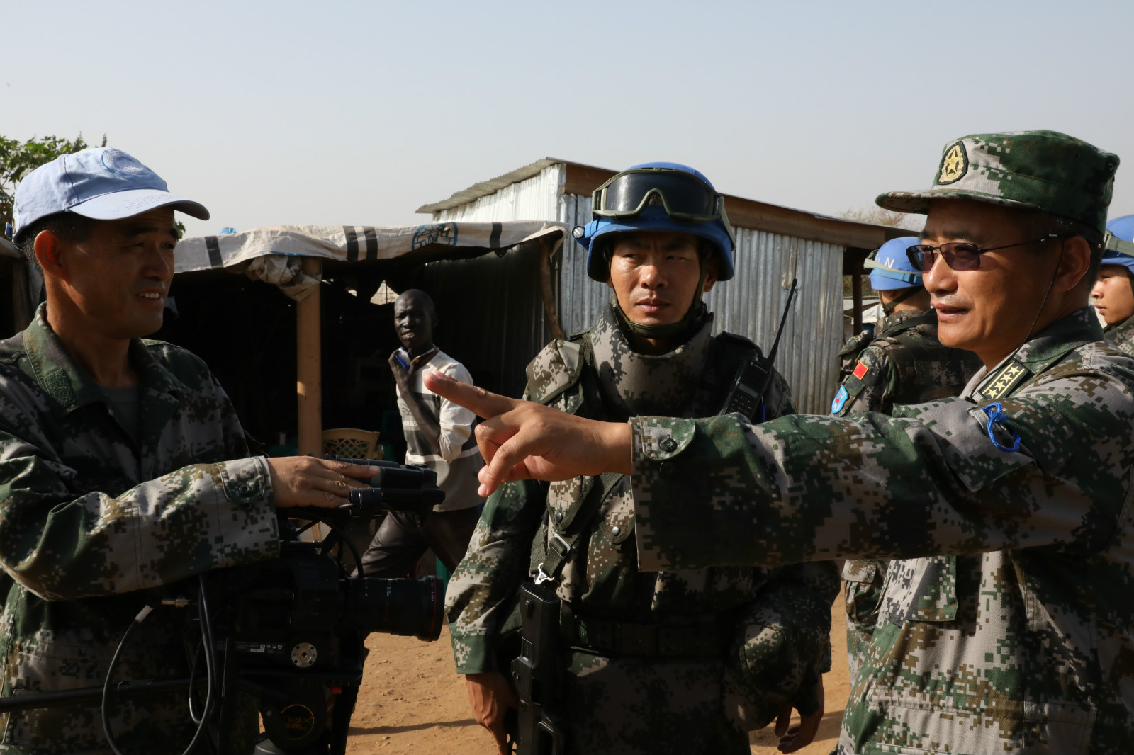导演尚昌仪（右1）在南苏丹维和任务区拍摄 《蓝色防线》拍摄期间