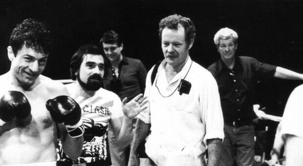 迈克尔·查普曼（右二）与导演马丁·斯科塞斯（左二）和主演罗伯特·德尼罗（左一）在《愤怒的公牛》拍摄现场。