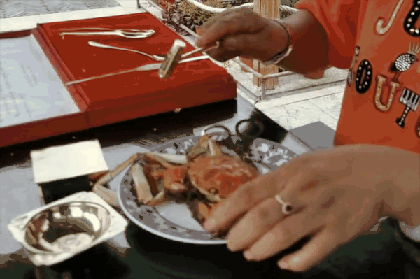 钱东的家人展示用“蟹八件”“文吃”大闸蟹。