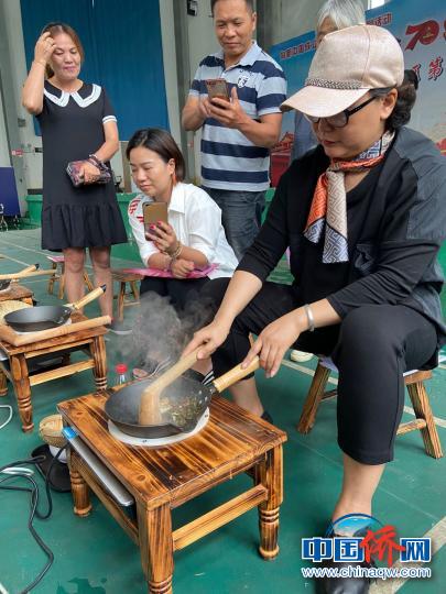 培训归侨侨眷制作桂林传统风味特色油茶。　韦兴建 摄